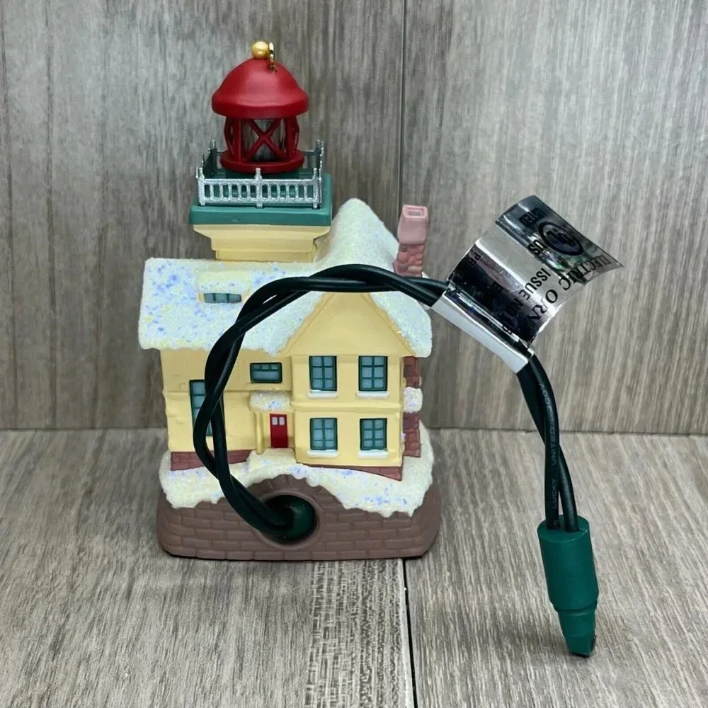 2004 Hallmark Keepsake Lighthouse Greetings Magic Collector's Series Ornament - Picture 5 of 10